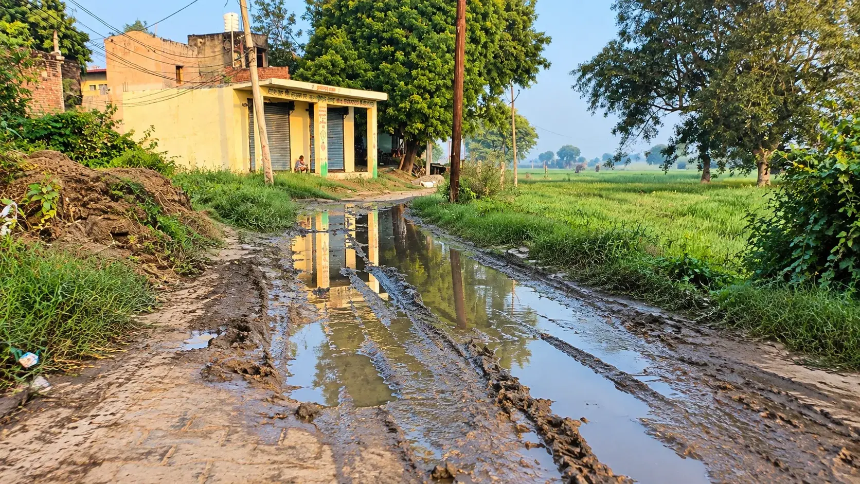 बलदेव के सराय दाउद के निवासियों को लंबे समय तक जलभराव और सड़क संबंधी समस्याओं का सामना करना पड़ रहा है। Residents of Sarai Daud in Baldev Face Prolonged Waterlogging and Road Issues