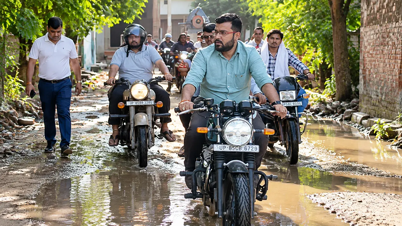 Municipal Commissioner Aojasvi Raj Inspects Waterlogging in Ward 33